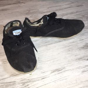 Tom’s women black canvas lace up shoes
